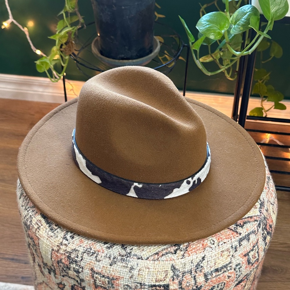 Hat with cowhide band